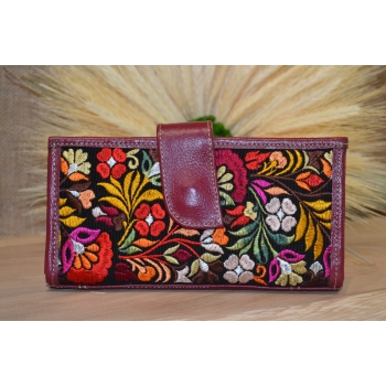 Portfel duży skórzany ciemno czerwony z kwiatowym kolorowym haftem .